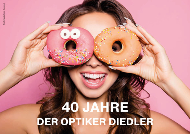Eine Frau hält sich zwei Donuts vor die Augen
